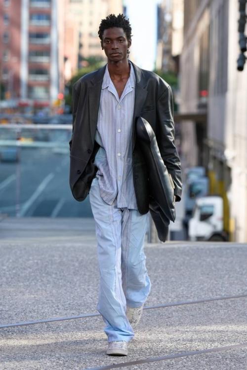 Очень понравился показ Coach - как будто действительно что-то новенькое у бренда. 06