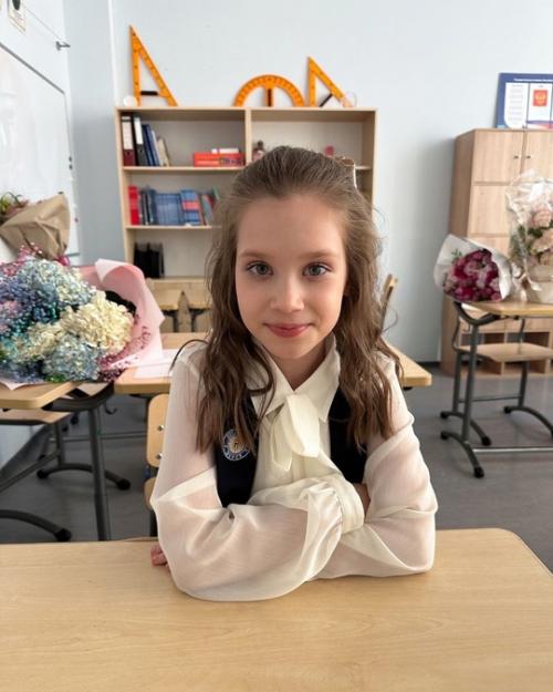 Гaрик хaрлaмов проводил дочь в школу. 04