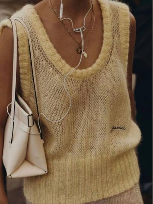 Предлагаю забрать тренд на вязаную одежду в осенний сезон. 01