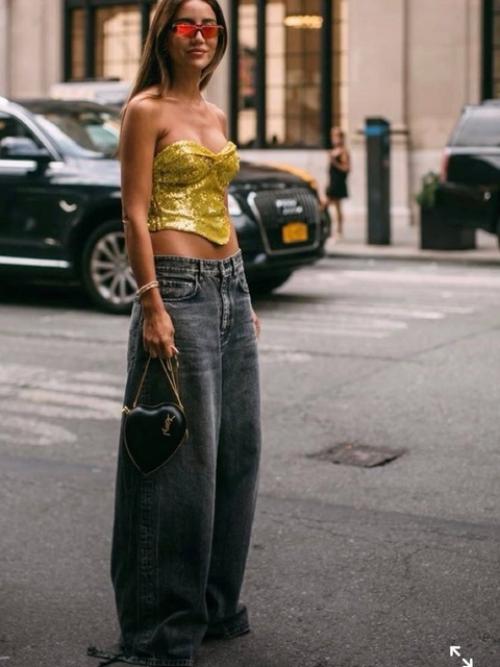 Широкие джинсы, конечно, смотрятся очень эффектно, однако девушкам невысокого роста советую быть с ними аккуратнее. 03