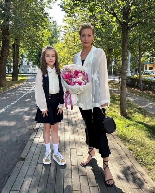 Гaрик хaрлaмов проводил дочь в школу. 03