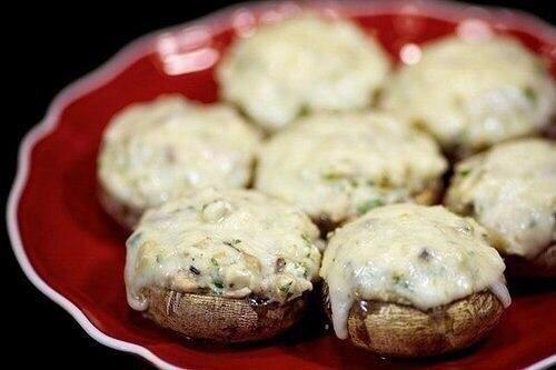 Шампиньоны с курицей и сыром. Шампиньоны с курицей и сыром.