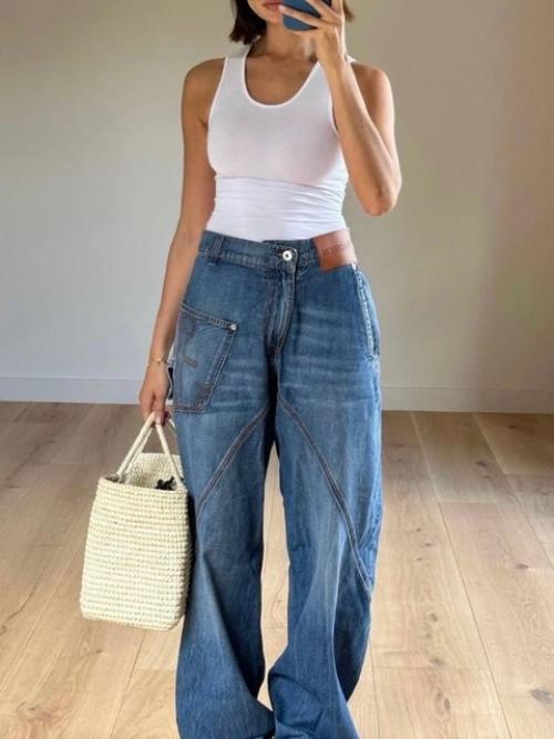 Широкие джинсы, конечно, смотрятся очень эффектно, однако девушкам невысокого роста советую быть с ними аккуратнее. 04