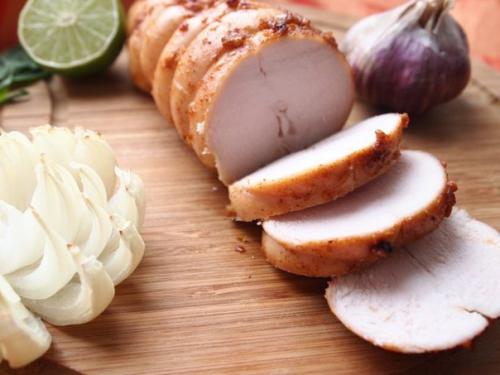 Куриная пастрома.   Куриная пастрома - это прекрасная замена напичканным химией магазинным мясным изделиям и просто замечательная закуска.