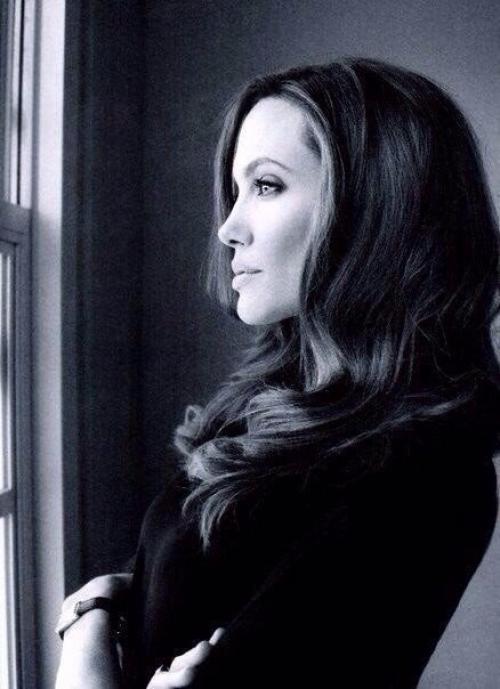 Какой бы сильной ни была женщина, она ждет мужчину сильнее себя. 04