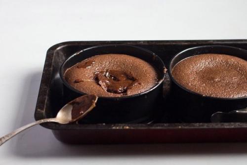 Шоколадный фондан с карамелью.