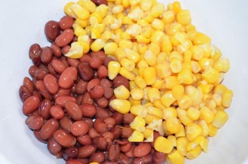 Салат с фасолью, сыром и сухариками. 01