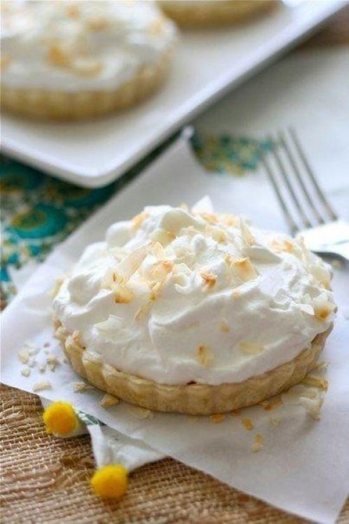 Пирожное с бананово - кокосовой кремовой начинкой. Пирожное с бананово - кокосовой кремовой начинкой.