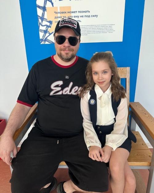 Гaрик хaрлaмов проводил дочь в школу. 01