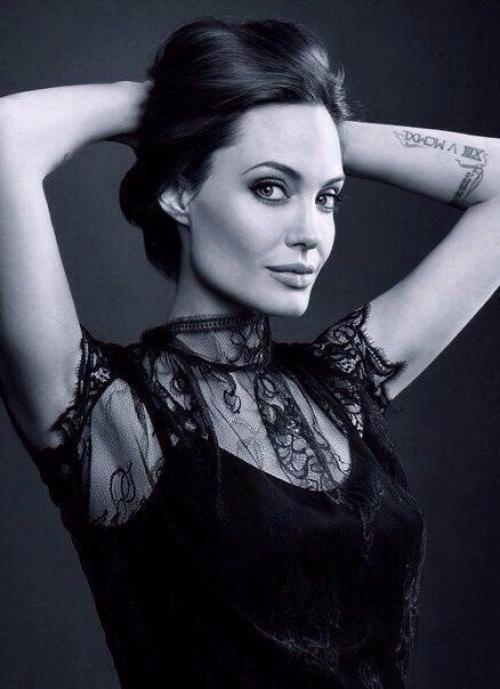 Какой бы сильной ни была женщина, она ждет мужчину сильнее себя. 03