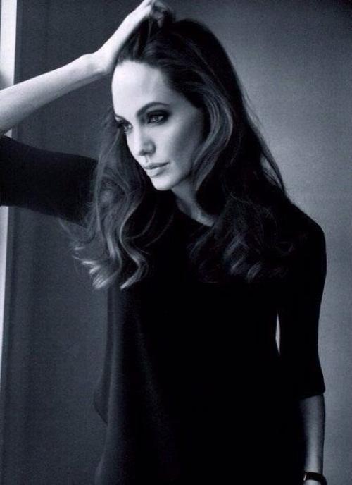 Какой бы сильной ни была женщина, она ждет мужчину сильнее себя. 01