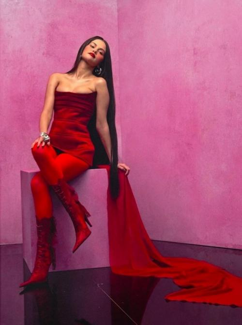 Её новая фотосессия: селена Гомес в алом платье - как огонь в кадре: дерзкая и нежная одновременно. 09