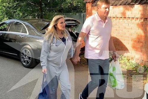 Анну Семенович и Дмитрия губерниева застукали папарацци во время поцелуя. 01