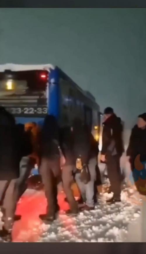 На Камчатке лютый снегопад: автобусы застревают, машины вязнут в сугробах, людям приходится идти на работу пешком. 01