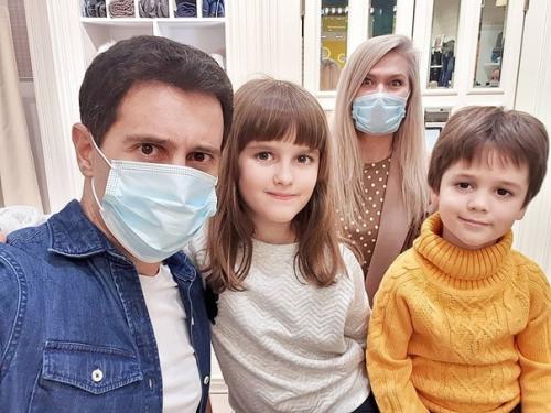 Счастливый папа и муж Антон макарский. 02