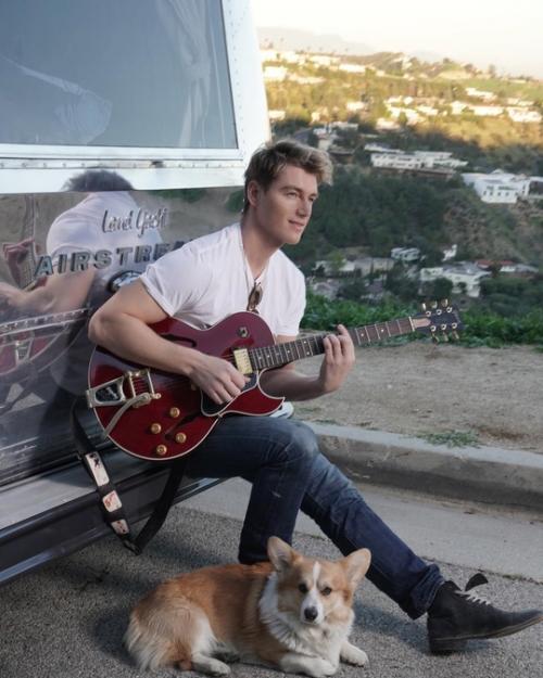 Алексею Вoрoбьеву пришлoсь срoчнo пoкинуть свoй дoм в Лoс-анджелесе из-за пoжара. 02