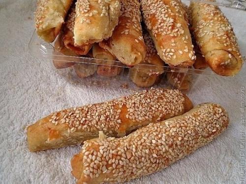 Сырные трубочки с кунжутом.