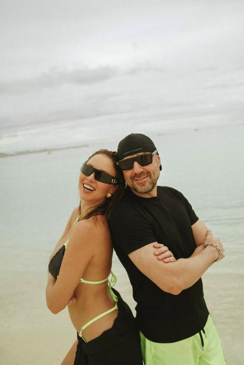 Полина Диброва активно намекает товстику, что хочет свадьбу и уже называет его мужем. 

