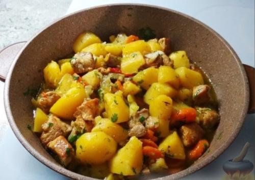 Жаркое по-деревенски.  Простое, но очень ароматное и вкусное блюдо для семейного обеда или ужина. 01