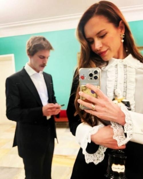 Иван Янковский наконец - то вышел в свет с женой Дианой пожарской - актер получил премию за Лyчшую Роль Тeатрального Aктера в Кино. 02