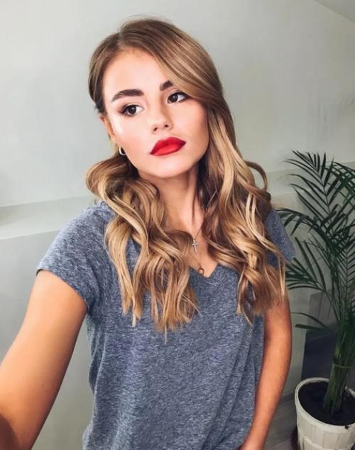 Очень жизнерадостная актриса, которая своей улыбкой влюбила в себя много сердец - Лёля Баранова. 01