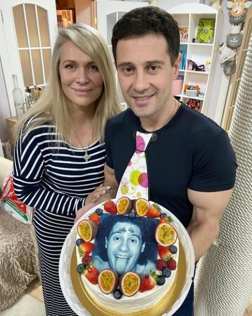 Счастливый папа и муж Антон макарский. 09