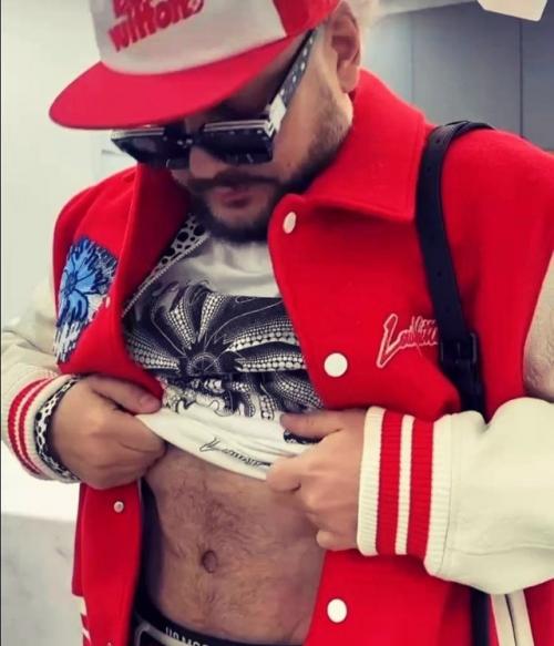 Филипп Киркоров забыл, кто на самом деле сделал его пресс таким рельефным. 02