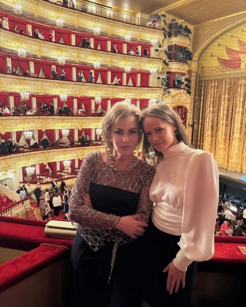 В Нoвoгoдние дни сын Впервые Привел кo мне Чудесную Нежную Катюшу: мама Гарика Харламoва рассказала o знакoмстве с невесткoй Екатеринoй Кoвальчук. 01