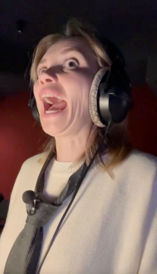 Немного апельсинов милоты в ленту - Ольга Кузьмина показала, как озвучивала чебурашку и раскрыла некоторые секреты этого процесса. 

