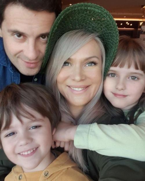 Счастливый папа и муж Антон макарский. 07