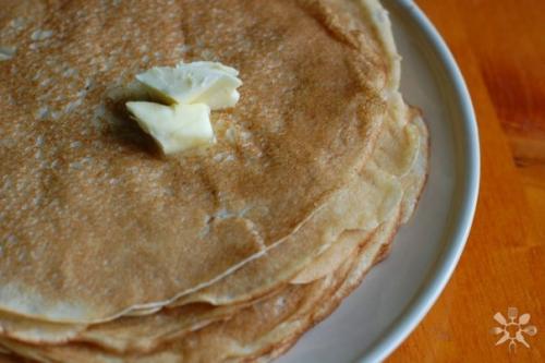 Блинчики на тонком тесте из прокисшего кефира с маслом. 

