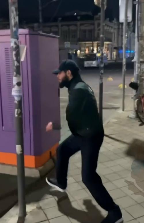 Мужик избил девушку за отказ познакомиться в Краснодаре.

