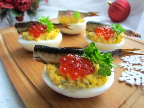 Фаршированные яйца со шпротами и красной икрой. 03 Фаршированные яйца со шпротами и красной икрой. 03