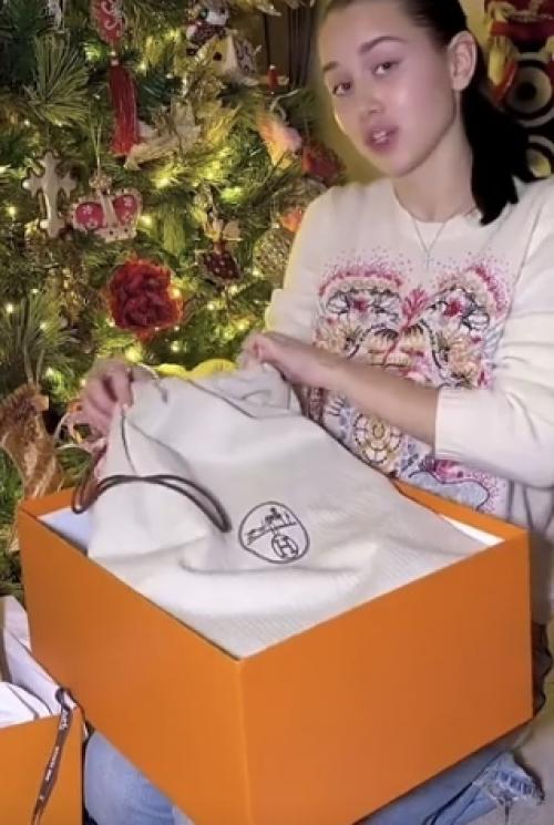 Лепс решил не мелочиться и подарил авроре Hermes на три миллиона - под ёлкой, с фирменной коробкой и тем самым видом ну а что Такого. 01