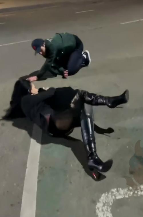 Мужик избил девушку за отказ познакомиться в Краснодаре. 01