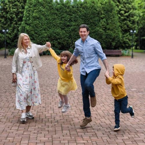 Счастливый папа и муж Антон макарский. 08