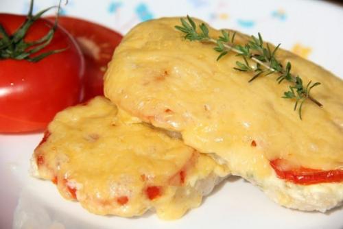 Свинина, запеченная с помидорами и сыром. Свинина, запеченная с помидорами и сыром.