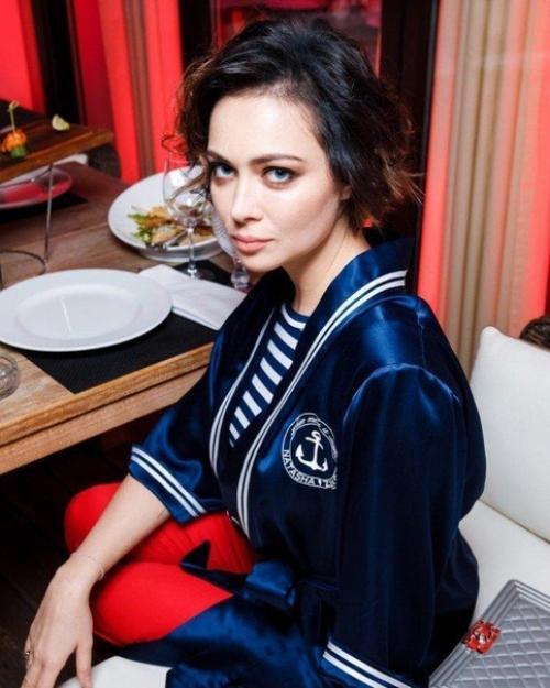 Настасья самбурская в последнее время очень активно стала заниматься спортом, и результат сразу видно по её фигуре. 01