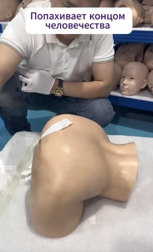 Китаец показывает новинку и сразу ясно, это придумали не для быта и не для пользы.  