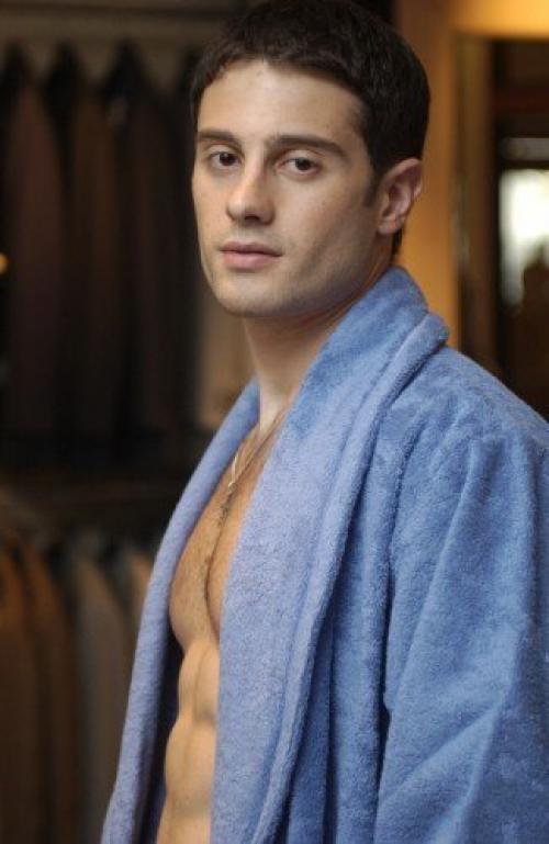 Счастливый папа и муж Антон макарский. 04