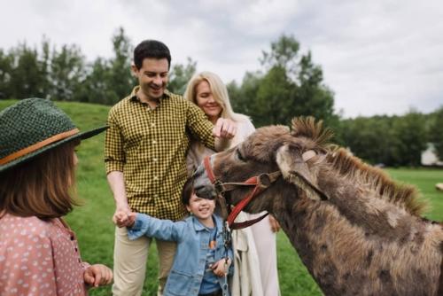 Счастливый папа и муж Антон макарский. 06