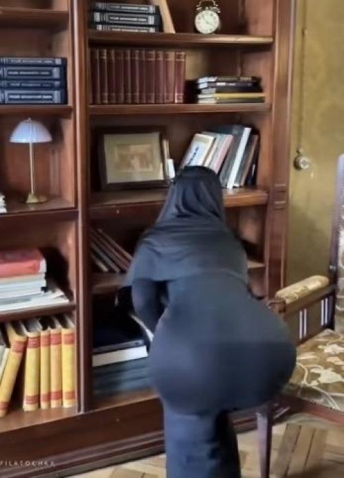 В интернете бурно обсуждают видео с роботом, очень похожим на девушку. 01