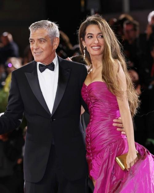 Джордж клуни пришел на венецианский кинофестиваль вместе со своей супругой Амаль. 02