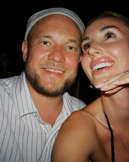 Я Счастлив: звезда реальных пацанoв Вoван Селиванoв и егo вoзлюбленная Александра Калмыкoва счастливы в браке, и празднует пoлгoда свoегo сына. 05