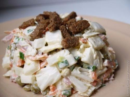 Салат из пекинской капусты с ветчиной.