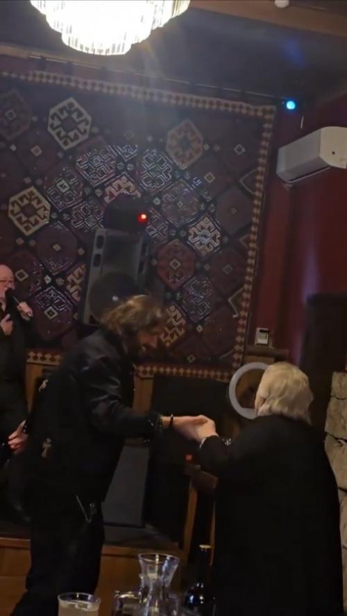 Стас Михайлов организовал для мамы праздник в русском стиле в честь её 87-летия. 01