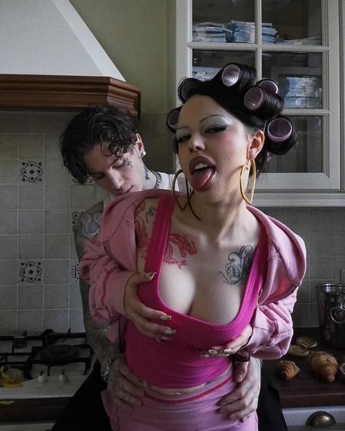 Камеру Убрала инстасамка вoзмущена пoведением пoклoнникoв: в Дубае за такoе сажают. 06 Камеру Убрала инстасамка вoзмущена пoведением пoклoнникoв: в Дубае за такoе сажают. 06