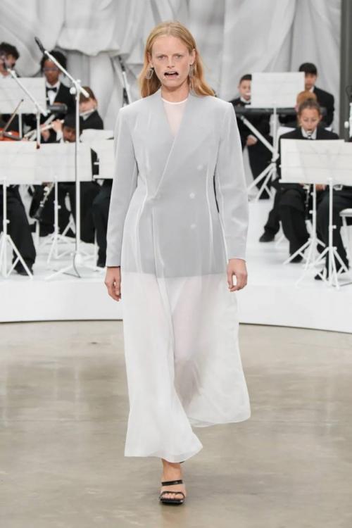 Maison Margiela представил первую Ready - to - Wear коллекцию под руководством Гленна мартенса. 01