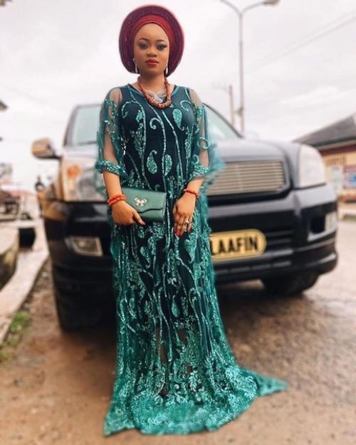 Как выглядят 81-летний африканский король и его 22-летняя жена. 02