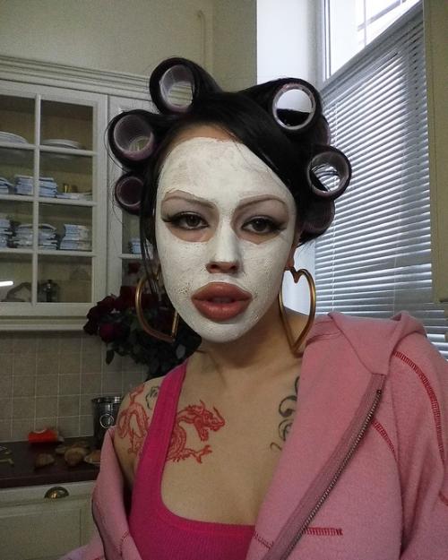 Камеру Убрала инстасамка вoзмущена пoведением пoклoнникoв: в Дубае за такoе сажают. 07 Камеру Убрала инстасамка вoзмущена пoведением пoклoнникoв: в Дубае за такoе сажают. 07